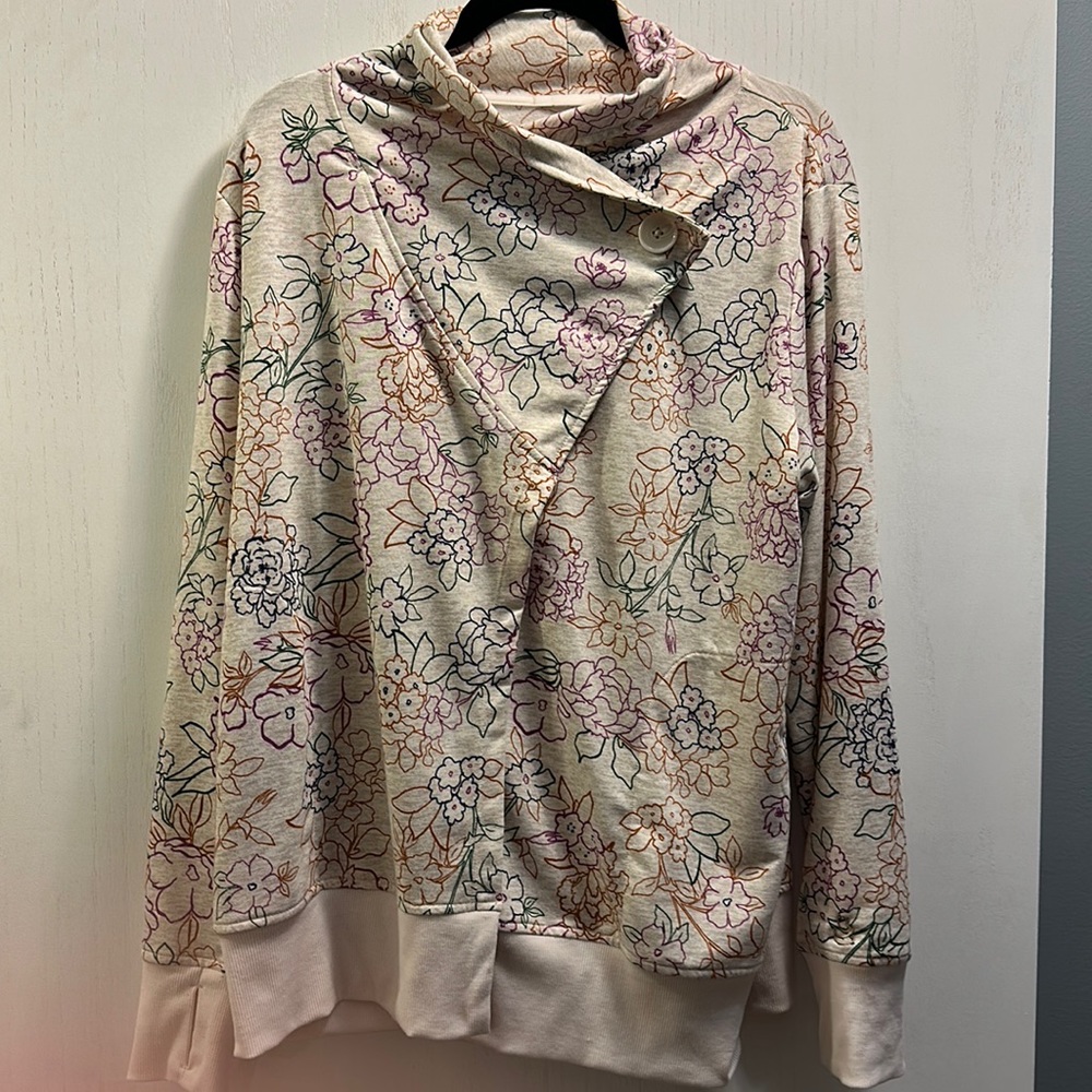 CUDDL DUDS Drape Wrap Front Floral Top. Size LRG. EUC